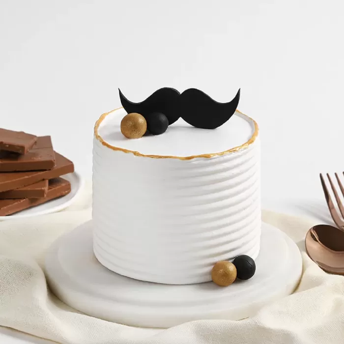 Pearl Moustache Cream Cake 